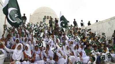 Varias jóvenes asisten a una ceremonia en el mausoleo del fundador de Pakistán, Muhammad Ali Jinnah, durante el Día de la Independencia en Karachi (Pakistán), hoy 14 de agosto de 2017. EFE