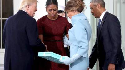 Melania y Michelle protagonizaron el momento viral de la investidura de Trump con la famosa caja azul.