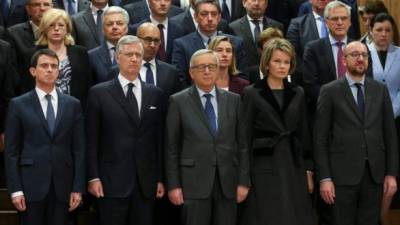 El primer ministro francés, Manuel Valls, el rey Felipe de Bélgica, el presidente de la Comisión Europea, Jean-Claude Juncker y la reina Matilde de Bélgica guardan un minuto de silencio. EFE.