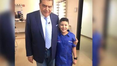 Desde el conductor hasta el barbero particular de Don Francisco posaron con el niño sampedrano.