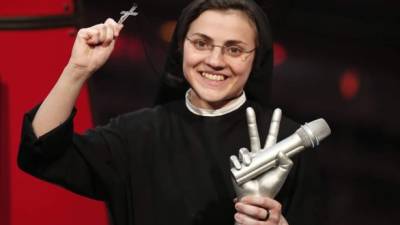 Sor Cristina, una monja de 25 años que había dejado boquiabierto a medio mundo, ganó este jueves la final del concurso 'La Voz de Italia', gracias a una voz portentosa y a sus numerosos seguidores en internet.