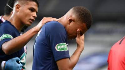 Mbappé salió llorando en la final de Copa tras lesionarse. Foto AFP.