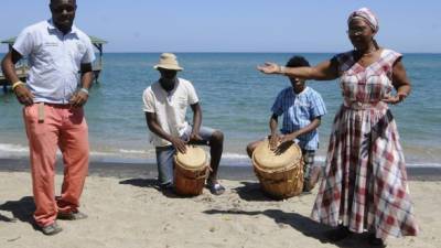 la mayoría de los pueblos garífunas aún conservan sus bailes típicos acompañados por instrumentos propios de la etnia. Fotos: Samuel Zelaya