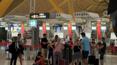 El aeropuerto Adolfo Suárez en Madrid permanece contínuamente abarrotado de pasajeros. Foto. Efe