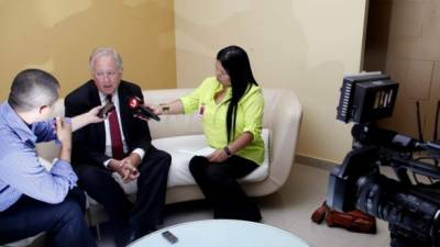 Thomas Shannon es entrevistado por la periodista Lisseth García de LA PRENSA sobre su gira por Centroamérica y sus expectativas sobre la reunión de mañana.