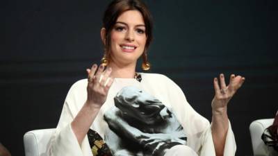 Anne Hathaway reveló que está esperando su segundo hijo.