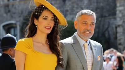 Amal Clooney y su esposo, el actor George Clooney a su llegada a la capilla de San Jorge en el castillo de Windsor. / AFP
