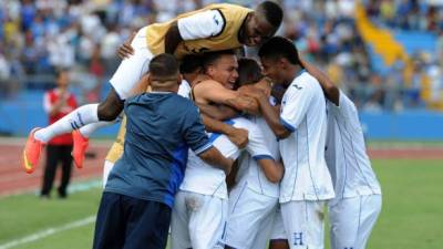 Jugadores de la Selección de Honduras celebrando uno de los goles ante Guayana Francesa.