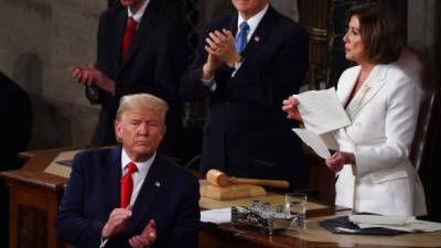 Pelosi rompió su copia del discurso del Estado de la Unión evidenciando las hostilidades entre Trump y los demócratas./AFP.