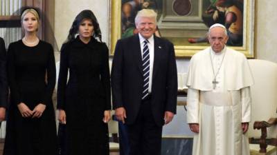 Pope Francis (R) poses with US President Donald Trump (C), US First Lady Melania Trump and the daughter of US President Donald Trump Ivanka Trump (L) at the end of a private audience at the Vatican on May 24, 2017. US President Donald Trump met Pope Francis at the Vatican today in a keenly-anticipated first face-to-face encounter between two world leaders who have clashed repeatedly on several issues. / AFP PHOTO / POOL / Evan Vucci