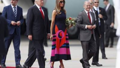 El presidente de los Estados Unidos, Donald Trump y su mujer, Melania Trump, recibidos ayer por el alcalde de Hamburgo Olaf Scholz en el Aeropuerto de Hamburgo. EFE