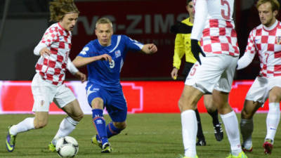 El croata Luka Modric es marcado por el islandés Kolbeinn Sigthorsson.