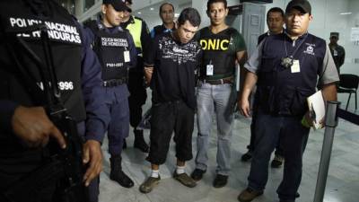 El violador en serie “Loco” Hugo llegó ayer en la noche al aeropuerto Ramón Villeda Morales con procedencia de Tapachula, México, será remitido al Juzgado de Tegucigalpa.