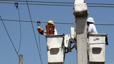 Una cuadrilla de la estatal eléctrica realizando trabajos de mantenimiento.