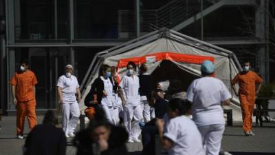 Personal médico en España se protege con una mascarilla para evitar el contagio del cororonavirus. Foto: AFP