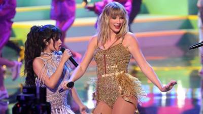 Camila Cabello Y Taylor Swift durante el show especial de Swift, nombrada artista de la década por los AMA's 2019.