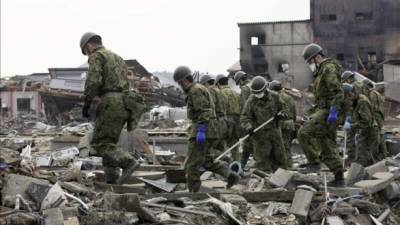 Miembros de las Fuerzas de Autodefensa de Japón trabajan entre los escombros tras el terremoto y tsunami del 2011. EFE/Archivo