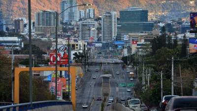 Picture of Suyapa Avenue in Tegucigalpa, seen almost empty due to precautionary measures taken against the spread of the new coronavirus, COVID-19, on March 16, 2020 - Quarantine, schools, shops and borders closed, gatherings banned, are the main measures being taken in many countries across the world to fight the spread of the novel coronavirus. (Photo by Orlando SIERRA / AFP)