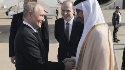Putin fue recibido por el Sheikh Abdullah Bin Zayed a su llegada al aeropuerto de Abu Dhabi este miércoles.