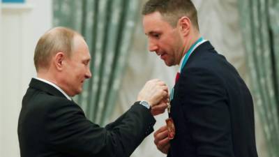 El presidente ruso, Vladímir Putin (i), condecora con la Orden de la Amistad al jugador de hockey sobre hielo y medalla de oro en los JJOO de Inviernos de Pyeongchang 2018, Ilya Kovalchuk, durante una ceremonia de premios en el Kremlin de Moscú (Rusia) hoy, 28 de febrero de 2018. EFE