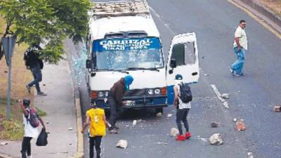 En el nuevo episodio de violencia de ayer en las afueras de la Unah, un grupo de estudiantes con el rostro cubierto quebraron vidrios de un bus ejecutivo de la ruta Carrizal.