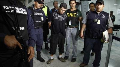 El violador en serie “Loco” Hugo llegó al aeropuerto Ramón Villeda Morales con procedencia de Tapachula, México, luego fue remitido al Juzgado de Tegucigalpa.
