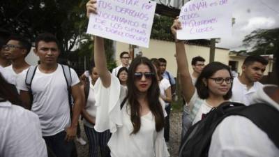 Vestidos con camisas blancas, estudiantes pidieron retornar a las aulas.