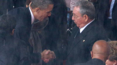 Obama estrechó la mano de Castro durante su llegada al tributo póstumo para Mandela.