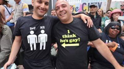 Los latinos Norberto Restrepo y Mark López participaron en el desfile del orgullo gay celebrado en San Francisco, California.