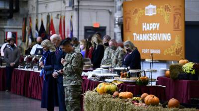 Biden celebró con los militares una cena de Thanksgiving en Washington D.C.