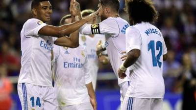 Los jugadores del Real Madrid celebrando el gol de Casemiro contra el Deportivo La Coruña. Foto AFP
