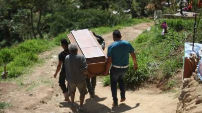 Solo la madre de Edgard Ramírez y tres familiares más le dieron cristiana resulpura en el cementerio de El Durazno de Tegucigalpa.
