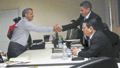La tercera visita de Mario Zelaya a los juzgados fue ayer. En la foto estrecha la mano de autoridades del Poder Judicial.