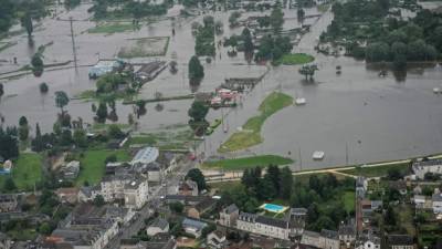 Las lluvias han aumentado el nivel del río Sena, unas 20 mil hogares se han quedado sin energía eléctrica. AFP