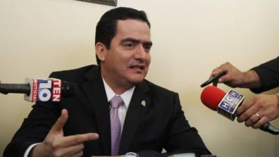 El Secretario del Congreso Nacional, Mario Pérez, brindando una conferencia de prensa previo a la elección de los magistrados de la CSJ.