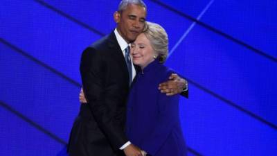 El presidente Barack Obama y la candidato demócrata Hillary Clinton se abrazan en el escenario durante el tercer día de la Convención Nacional Democrática. AFP