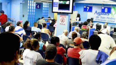 Clientes en una oficina de Aguas de San Pedro esperan para ser atendidos.