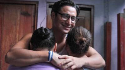 El hondureño Jefferson Padilla (27 años) abraza a su esposa y a su suegra tras ser liberado ayer en Managua. AFP
