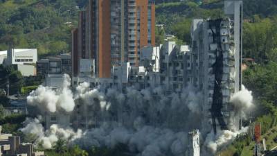 El complejo de exclusivos edificios fue demolido esta mañana en Colombia.