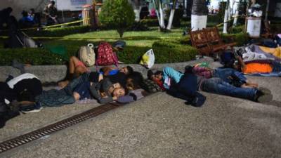 Migrantes hondureños que se dirigen a los EEUU con una segunda caravana descansan en la ciudad fronteriza de Ciudad Tecún Uman, Guatemala. Foto: AFP