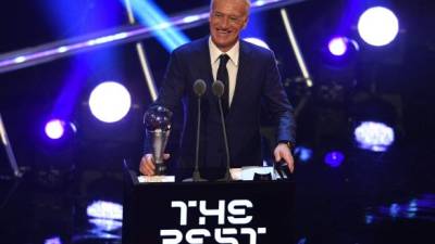 EPA8665. LONDRES (REINO UNIDO), 24/09/2018.- El seleccionador francés Didier Deschamps recibe el premio al 'Mejor entrenador del año' durante la entrega de premios ''FIFA the Best 2018'' hoy, lunes 24 de septiembre de 2018, en Londres (Reino Unido). EFE/Neil Hall