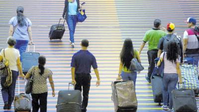 Pasajeros en el Aeropuerto Internacional de Maiquetía Simón Bolívar, cerca de Caracas.