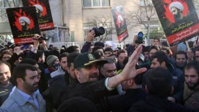 El jefe de la policía de Teherán, Hossein Sajedinia pide calma a la multitud que protesta por la ejecución de Nimr.
