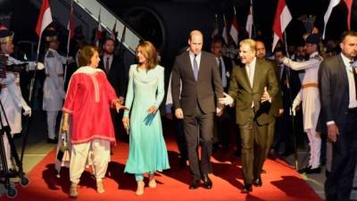 Los duques de Cambridge son recibidos por el Ministro de Relaciones Exteriores de Pakistán, Shah Mehmood Qureshi. Foto: AFP