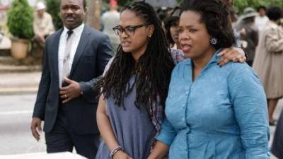 La directora Ava DuVernay habla con sus actores Oprah Winfrey y David Oyelowo en Selma.