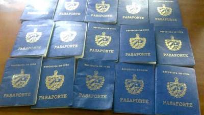 Fotografía de archivo de pasaportes cubanos.