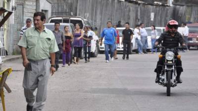 Los ciudadanos tuvieron que caminar hacia sus hogares debido a la paralización.