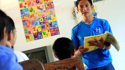 Aurelio Martínez Sevilla mientras lee el libro de español a sus estudiantes del jardín de Niños Edith Maricela Figueroa.