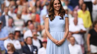 La duquesa de Cambridge fue una de las estrellas que deslumbró desde las graderías en el encuentro entre Novak Djokovic y Roger Federer este 14 de julio.La final tuvo a los fanáticos al filo de sus asientos con una reñida jugada que duró casi cinco horas.