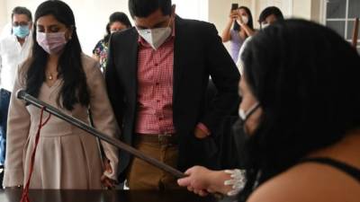 Las bodas, que estaban suspendidas desde marzo a causa de la pandemia del nuevo coronavirus, fueron reiniciadas en Honduras, donde los novios deben ir protegidos con mascarillas, informaron este lunes autoridades de las alcaldías. AFP